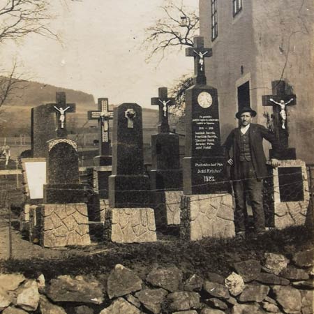 Kameník František Kölbl s vystavenými pomníky před domem v dnešní Husinecké ulici v Prachaticích v roce 1923